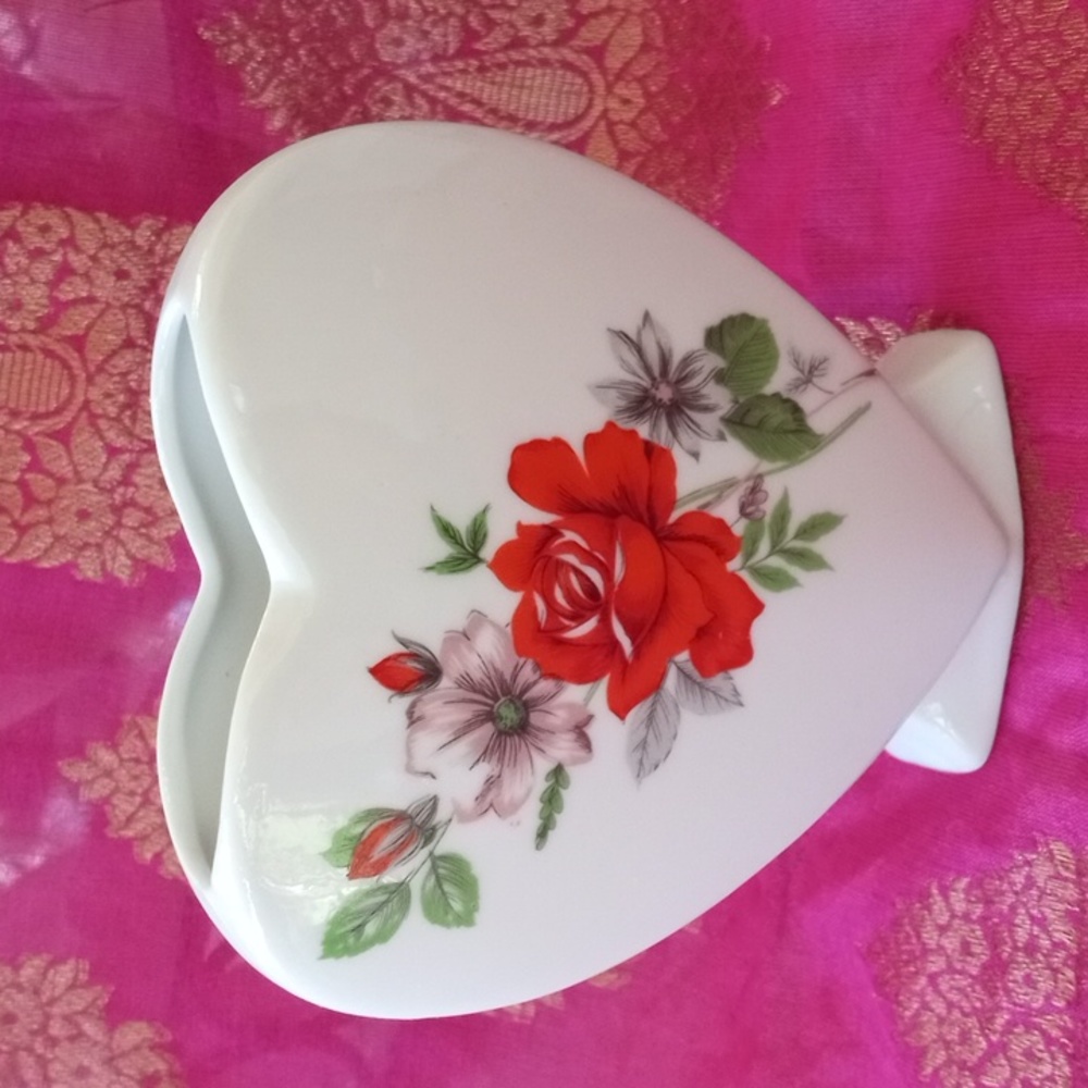 ♥️ Vintage Winco  Heart Vase with Flowers White Porcelain Valentines Day